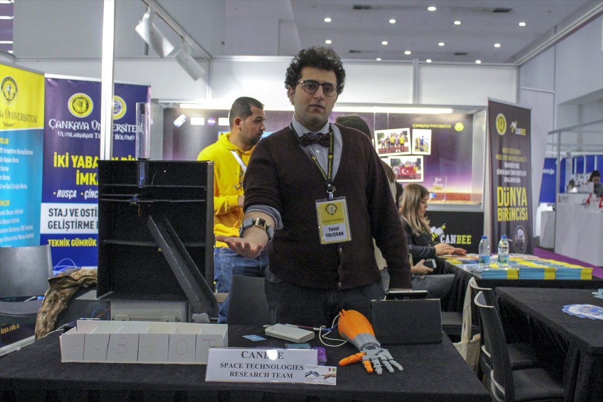 Genç mucit yapay zeka destekli protez kol yaptı