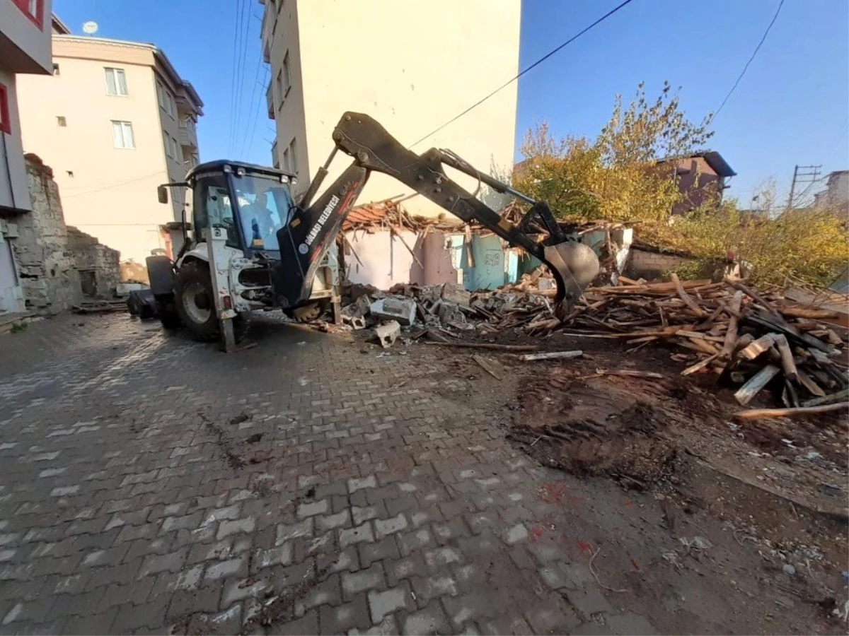 Gölbaşı Belediyesi metruk binaların yıkımını gerçekleştirdi