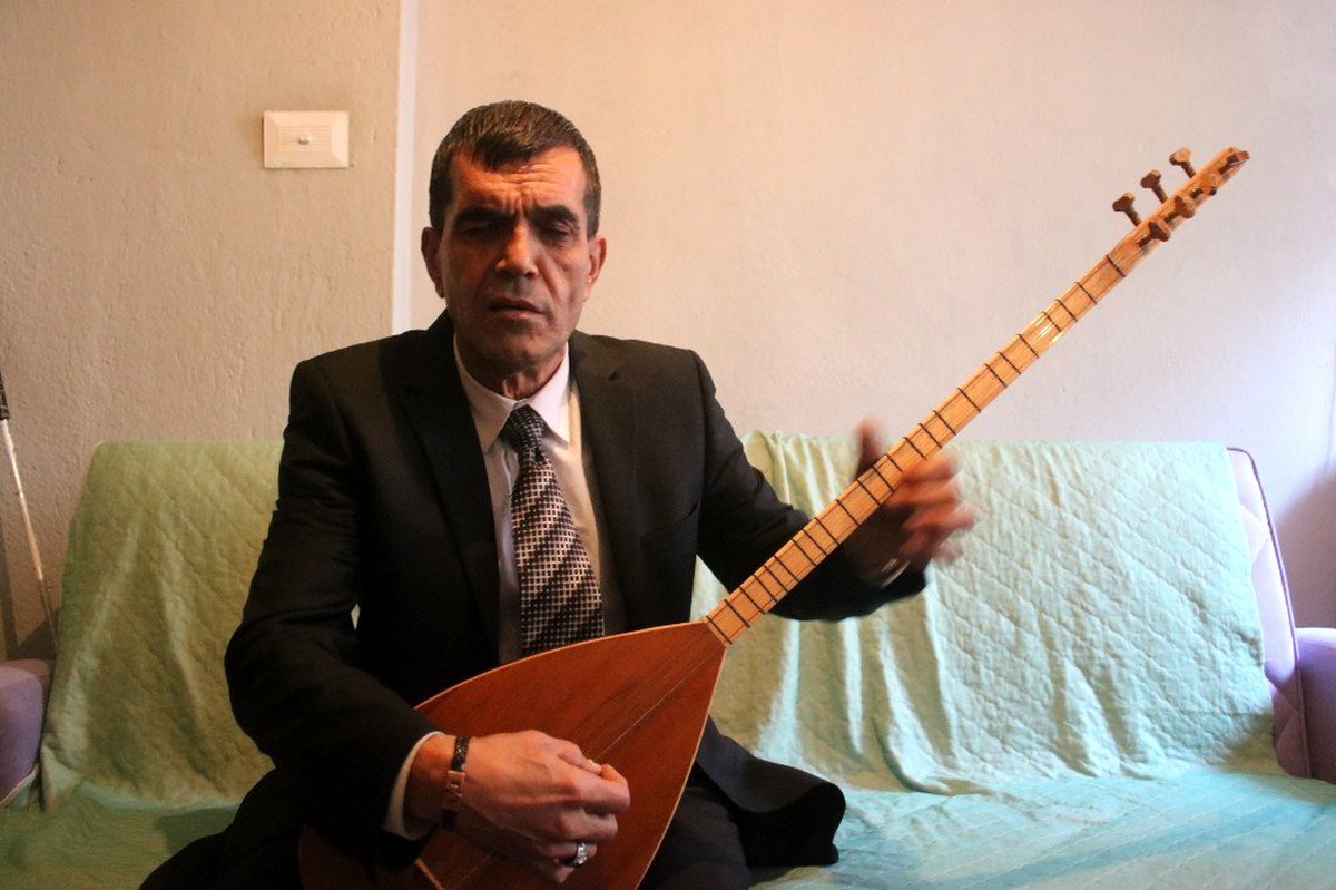 Görme yetisini yitirdi, hayata sazıyla tutundu