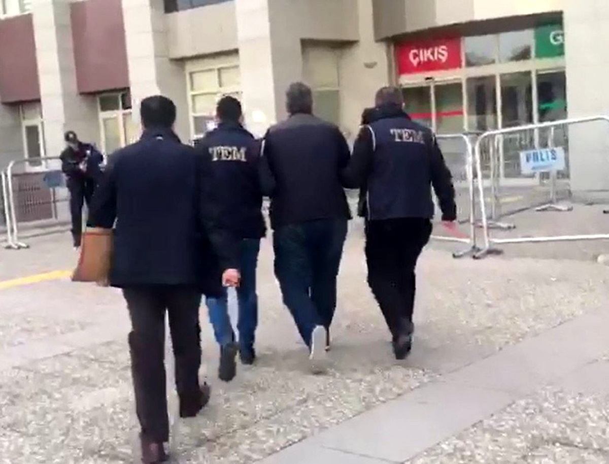 Gülen\'in iç çamaşırını hediye ettiği FETÖ\'nün İngiltere mütevelli heyet sorumlusu yakalandı
