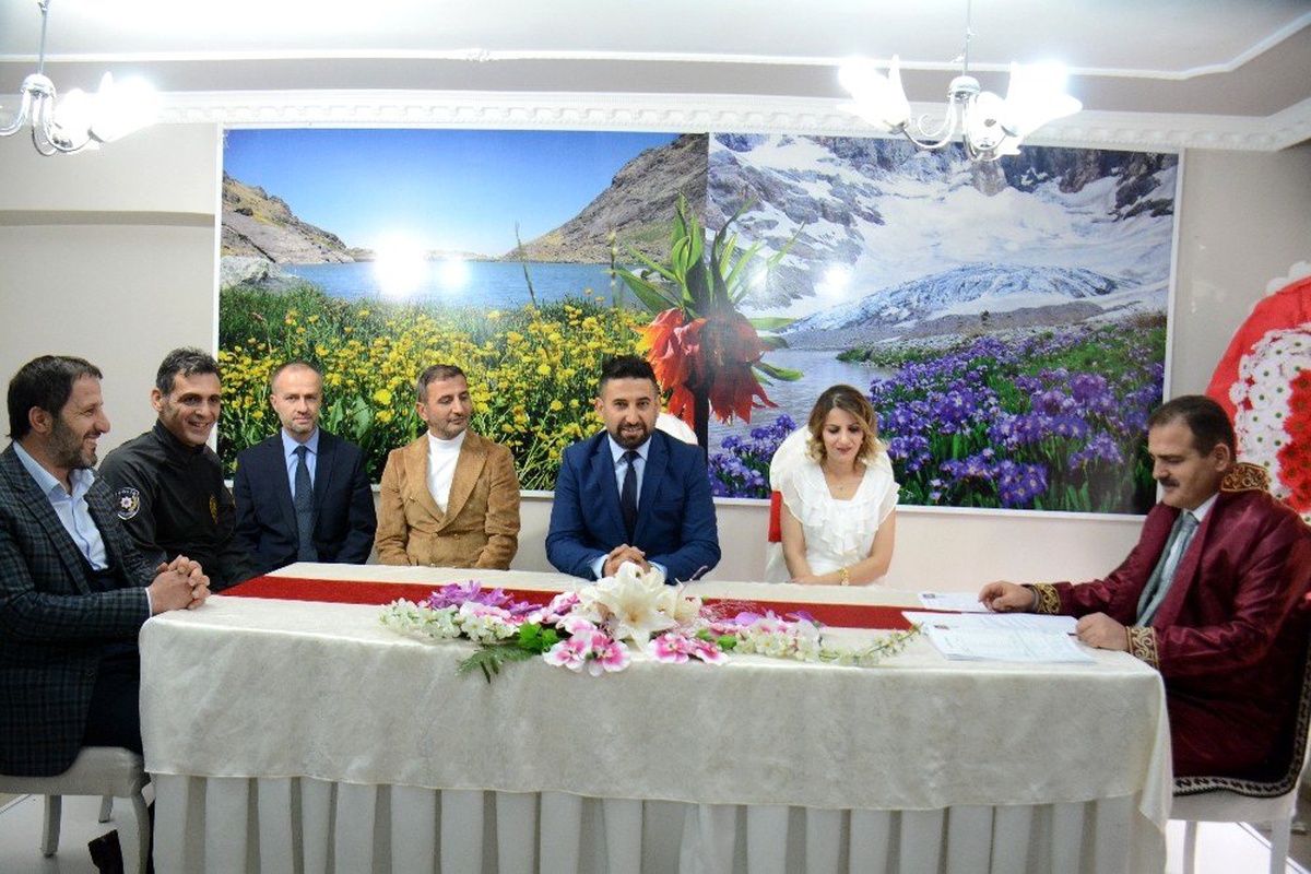 Hakkari Valisi Akbıyık ilk kez nikah kıydı