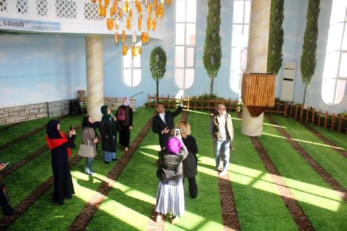 Hamidiye Camii\'ne ziyaretçi ilgisi