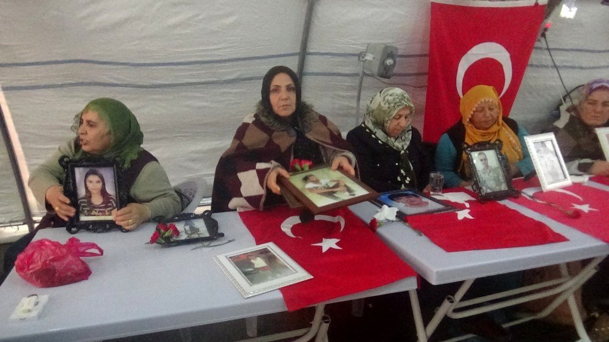 HDP önündeki ailelerin evlat nöbeti 88\'inci günde