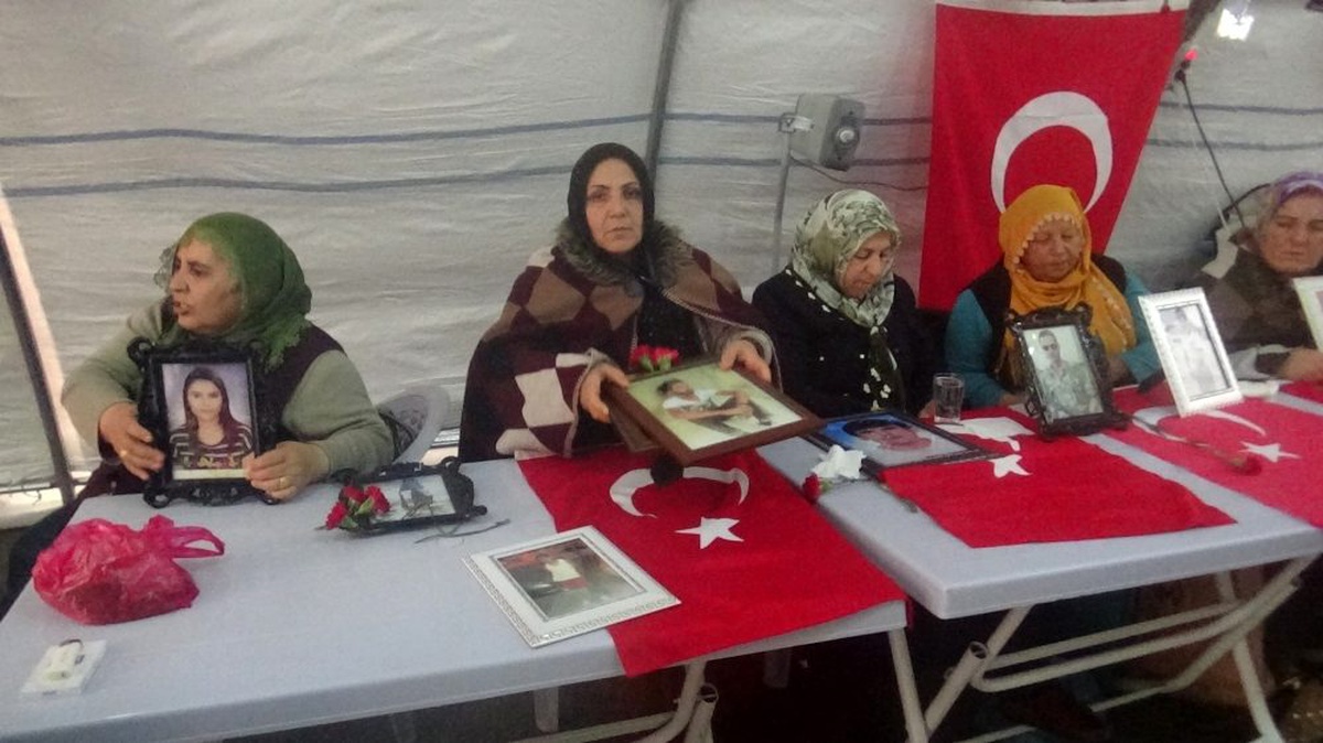 HDP önündeki ailelerin evlat nöbeti 88\'inci günde