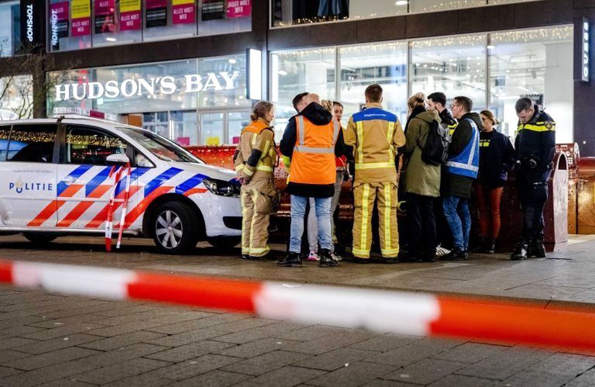 Hollanda\'da alışveriş merkezinde bıçaklı saldırılar: Yaralılar var
