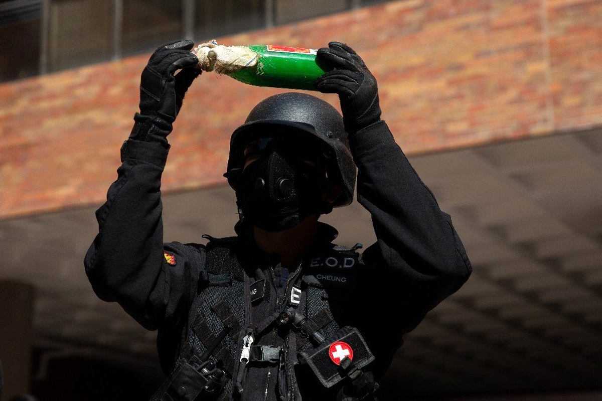 Hong Kong\'da polisin üniversite kuşatması kalktı
