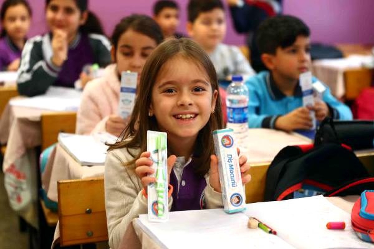 İlkokul öğrencilerine diş macunu ve diş fırçası dağıtıldı