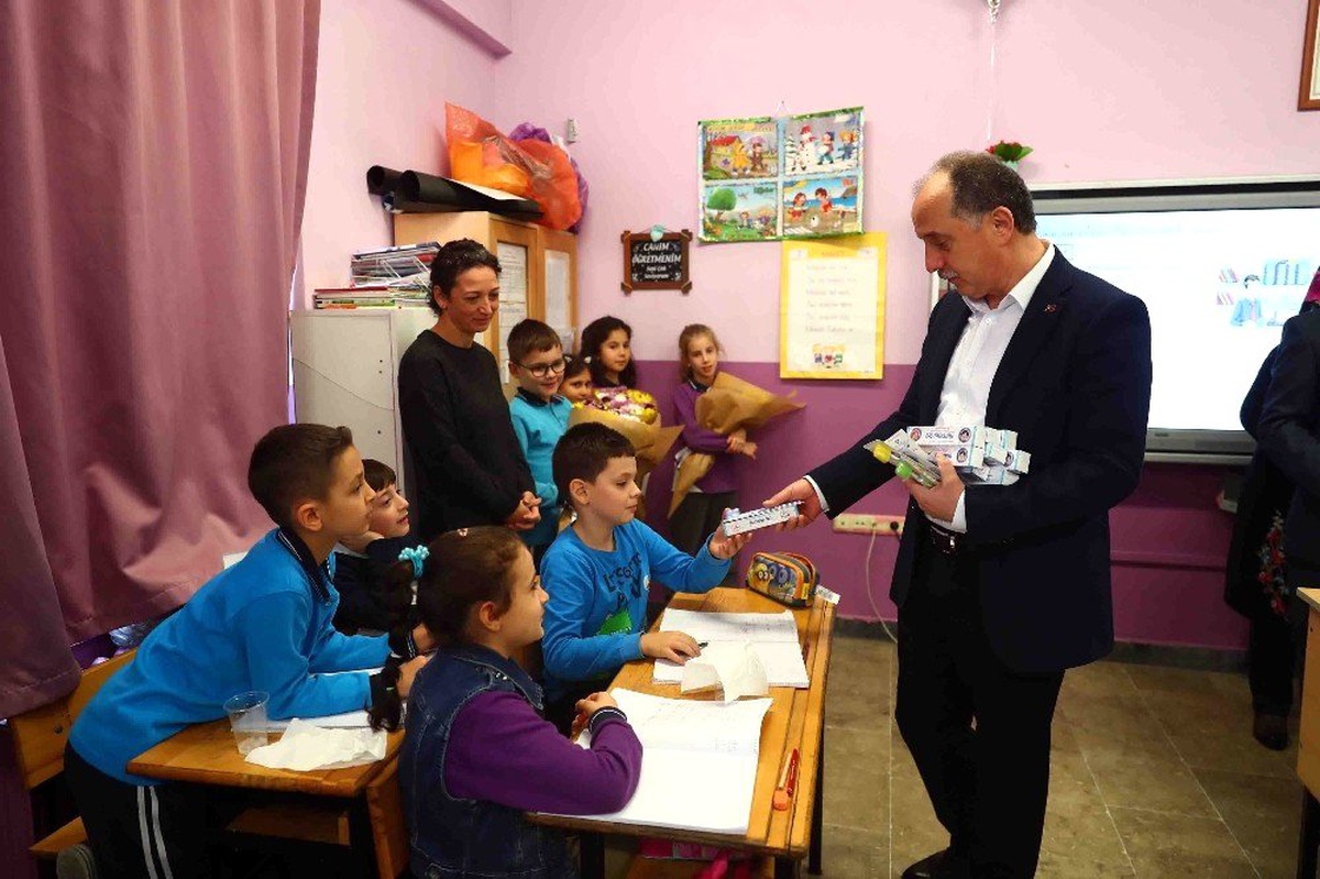 İlkokul öğrencilerine diş macunu ve fırçası dağıtıldı