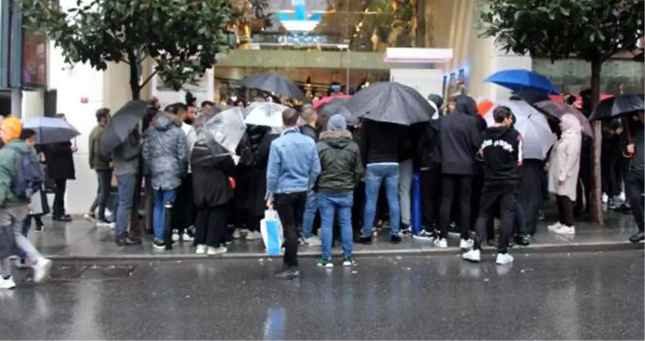 İndirimden yararlanmak isteyen vatandaşlar, sabahın ilk saatlerinde AVM\'lere akın etti