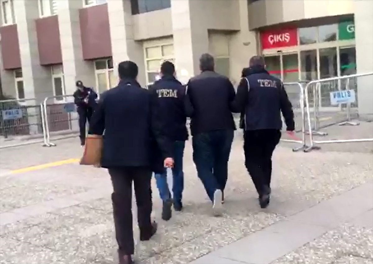 İngiltere\'de yaşayan FETÖ şüphelisi İstanbul\'da sahte pasaportla yakalandı