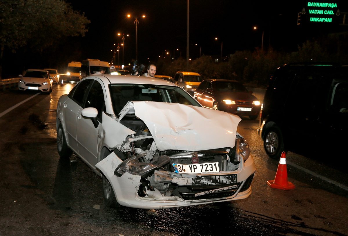İstanbul\'da iki otomobil çarpıştı: 4 yaralı