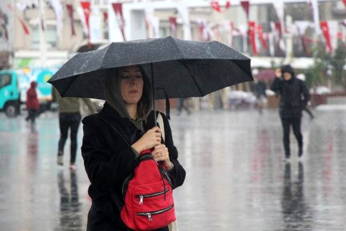 İstanbul\'da lodos ve sağanak yağış etkili oluyor