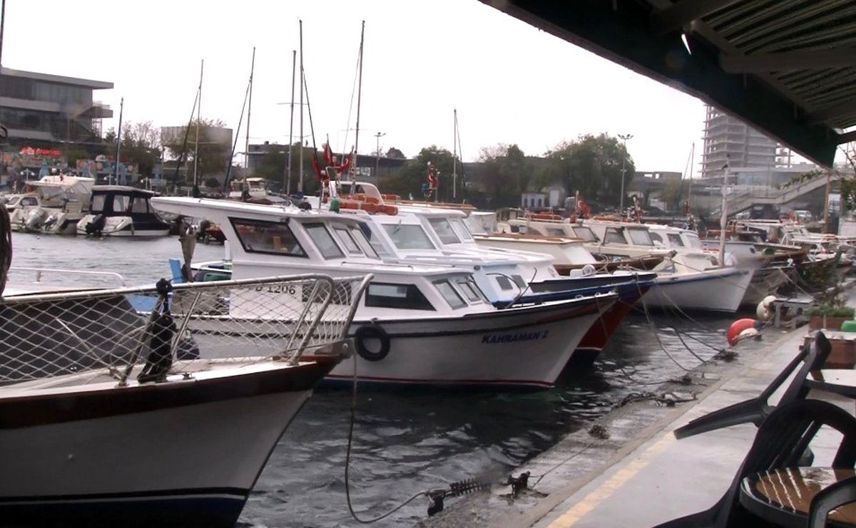İstanbul\'da şiddetli lodos balıkçıları vurdu