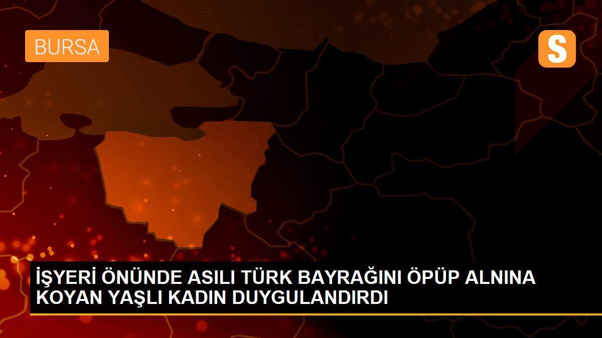 İŞYERİ ÖNÜNDE ASILI TÜRK BAYRAĞINI ÖPÜP ALNINA KOYAN YAŞLI KADIN DUYGULANDIRDI
