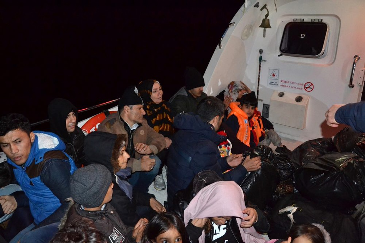 İzmir\'de 58\'i çocuk 127 düzensiz göçmen yakalandı