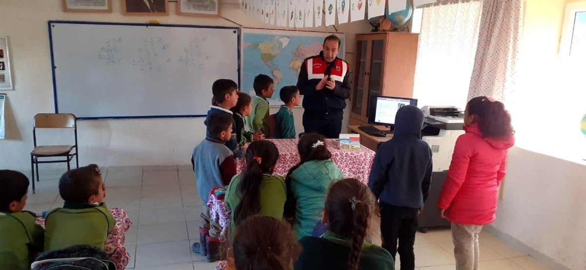 Jandarma ekiplerinden öğrencilere trafik semineri