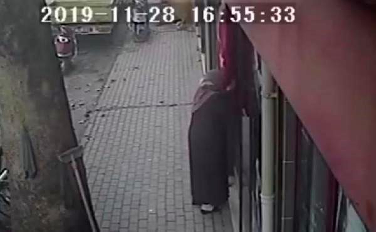 Kafe önündeki Türk bayrağını 3 kere öperek alnına koydu, görenler duygulandı