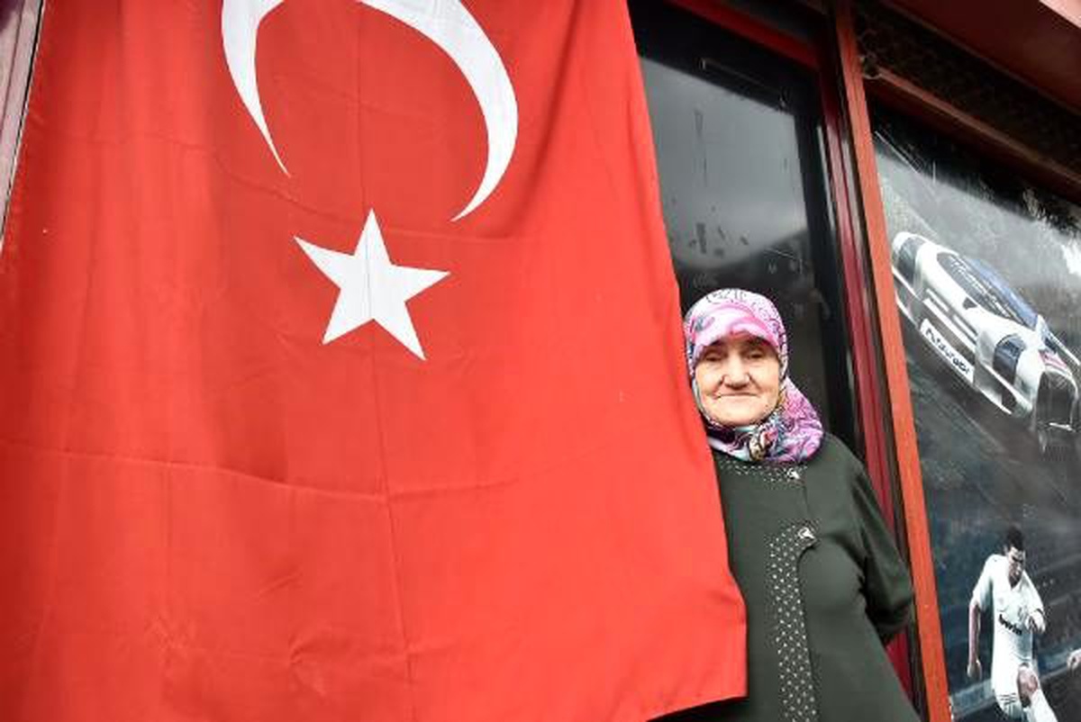 Kafe önündeki Türk bayrağını 3 kere öperek alnına koydu, görenler duygulandı (2)