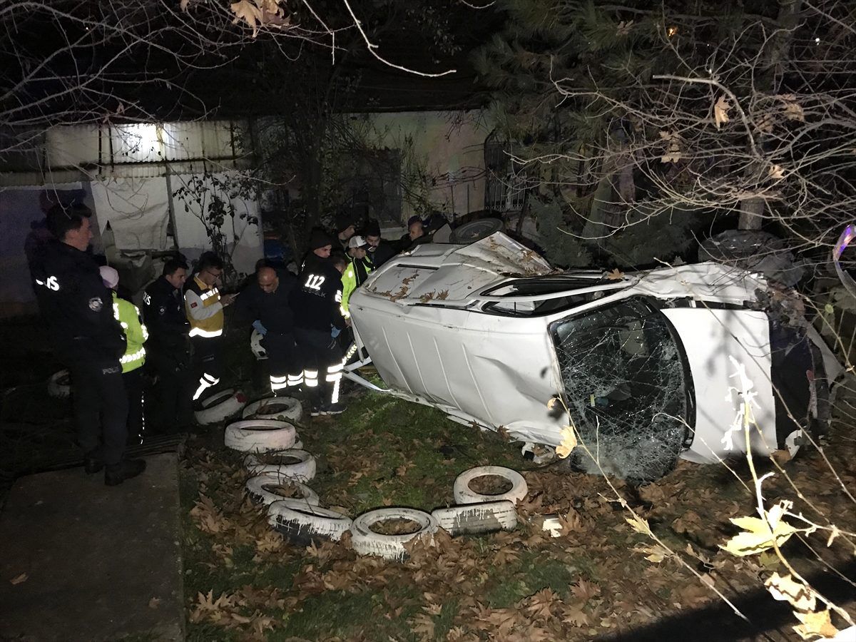 Karabük\'te bir evin bahçesine düşen kamyonetteki iki kişi yaralandı