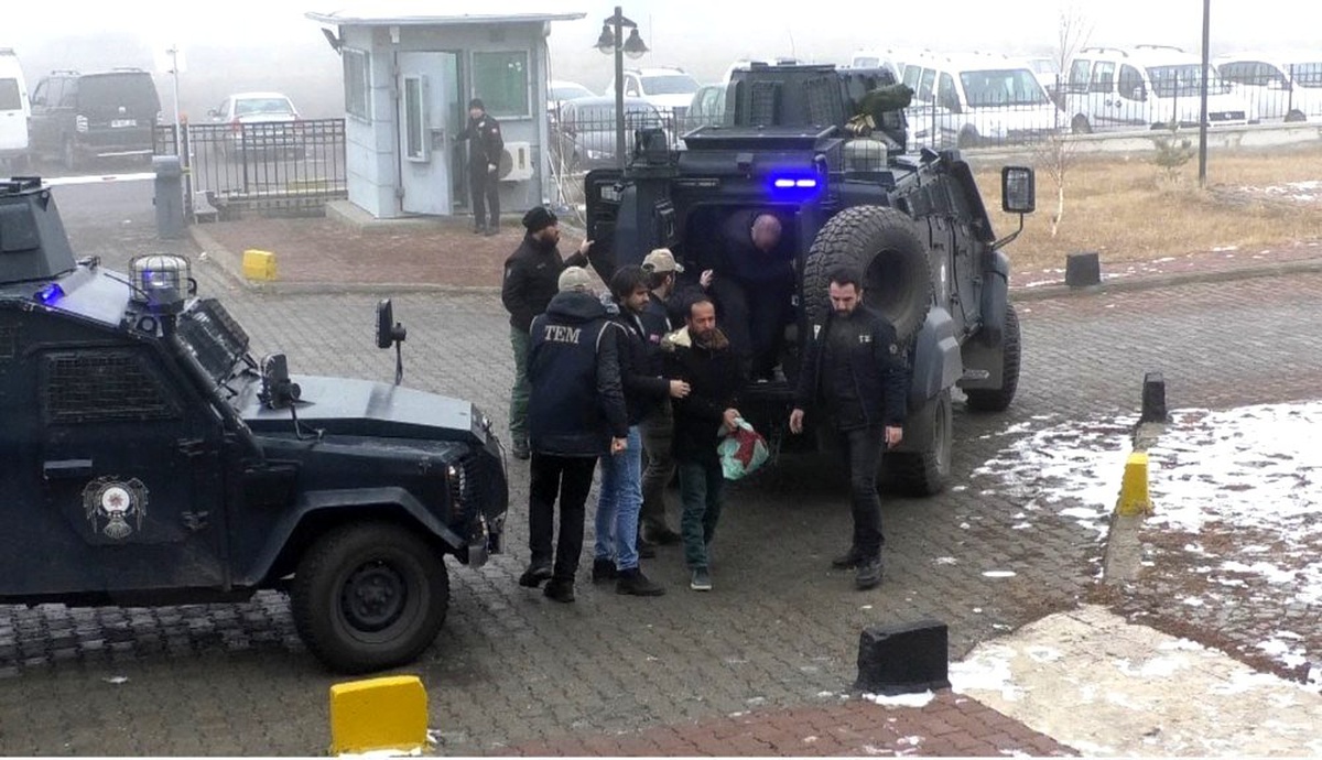 Kars\'ta PKK/KCK\'dan gözaltına alınan 9 kişi adliyeye getirildi