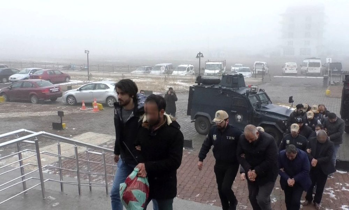 Kars\'ta PKK/KCK\'dan gözaltına alınan 9 kişi adliyeye getirildi