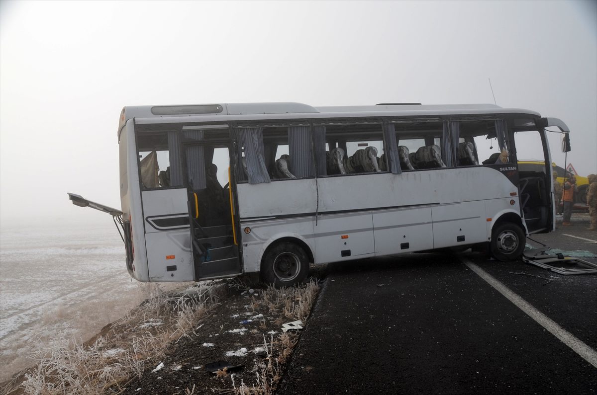 Kars\'ta sis ve buzlanma nedeniyle zincirleme kaza: 12 yaralı