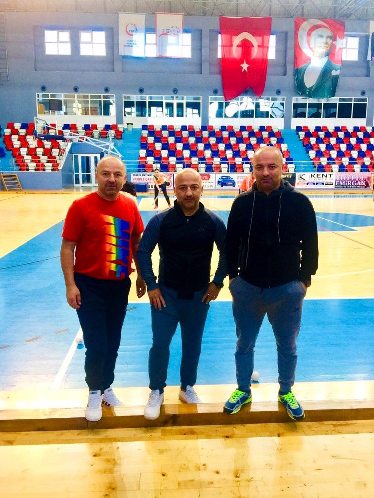Kasım kardeşler, yönettikleri üç takımla hokeye renk katıyor