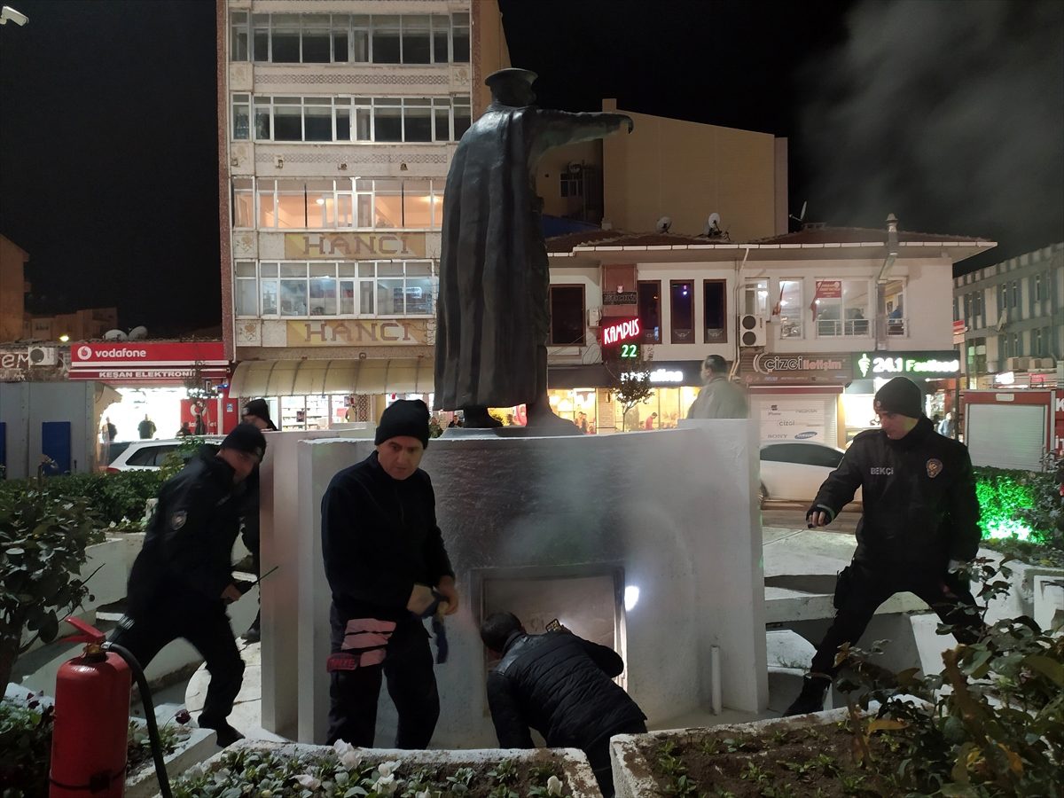 Keşan\'da Atatürk heykelinin bulunduğu alanda çıkan yangın söndürüldü