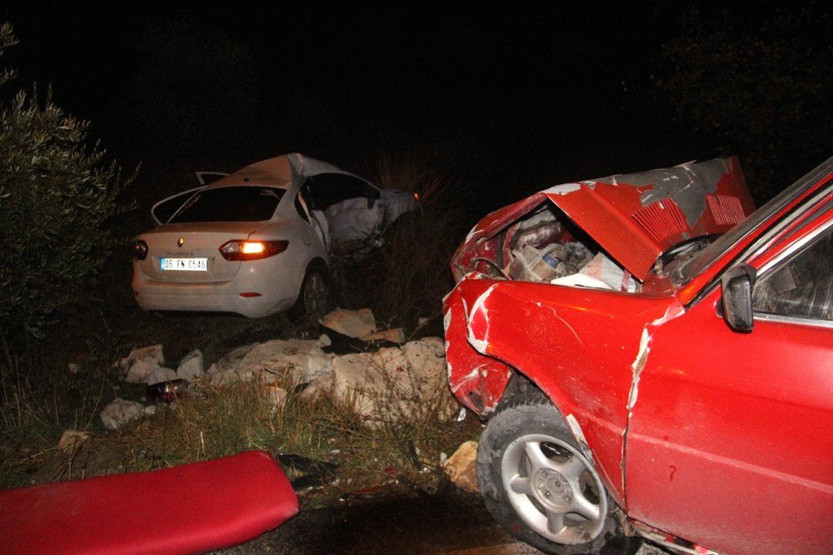Kilis\'te iki otomobil çarpıştı: 4 yaralı