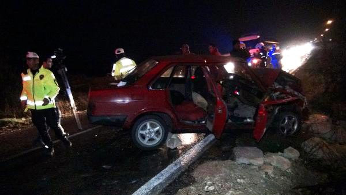 Kilis\'te otomobiller çarpıştı: 4 yaralı