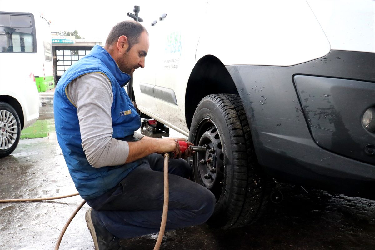 "Kış lastiği" uygulaması lastikçilerde yoğunluk oluşturdu