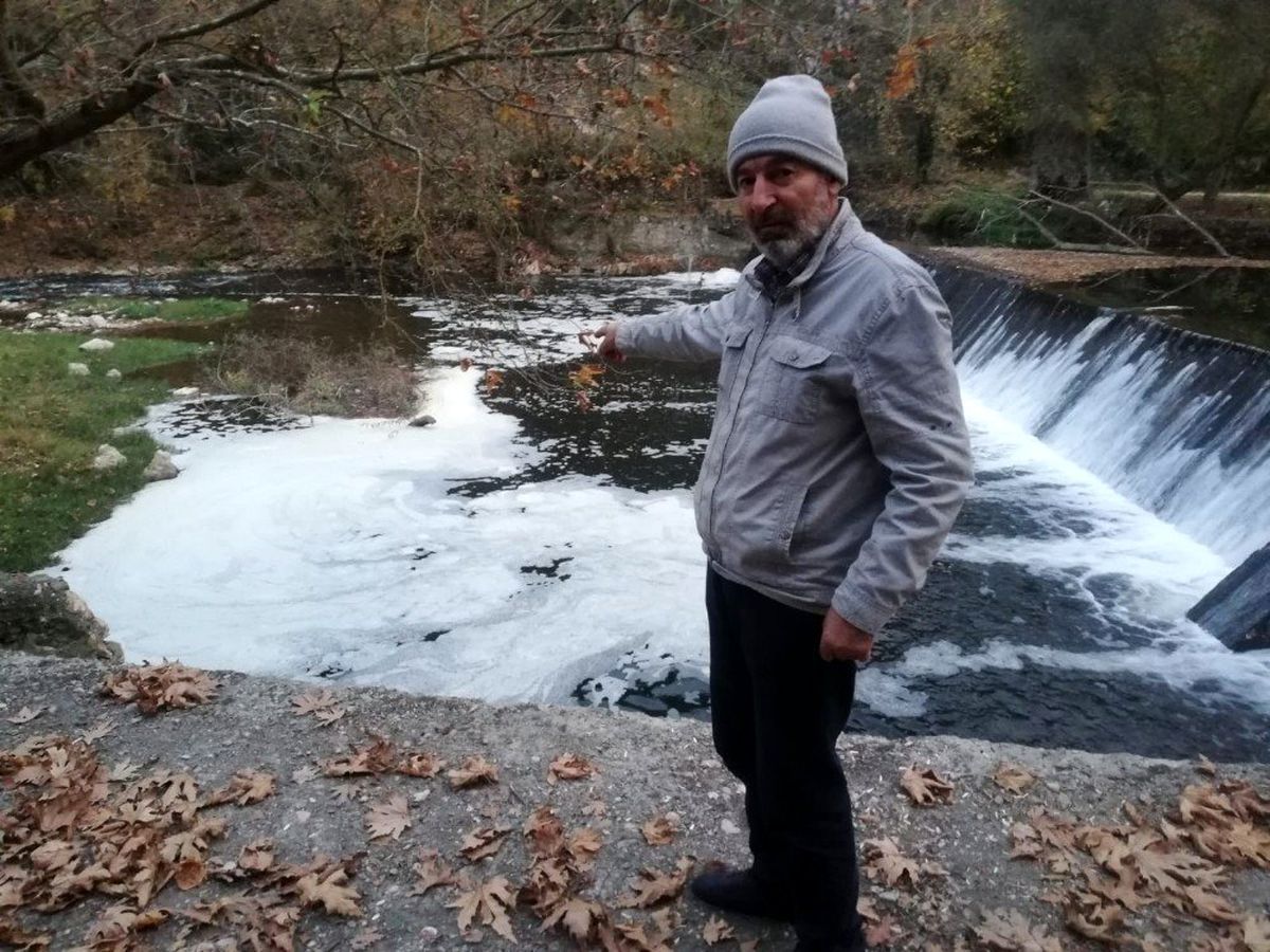 Köpüklü akan dere korkutuyor