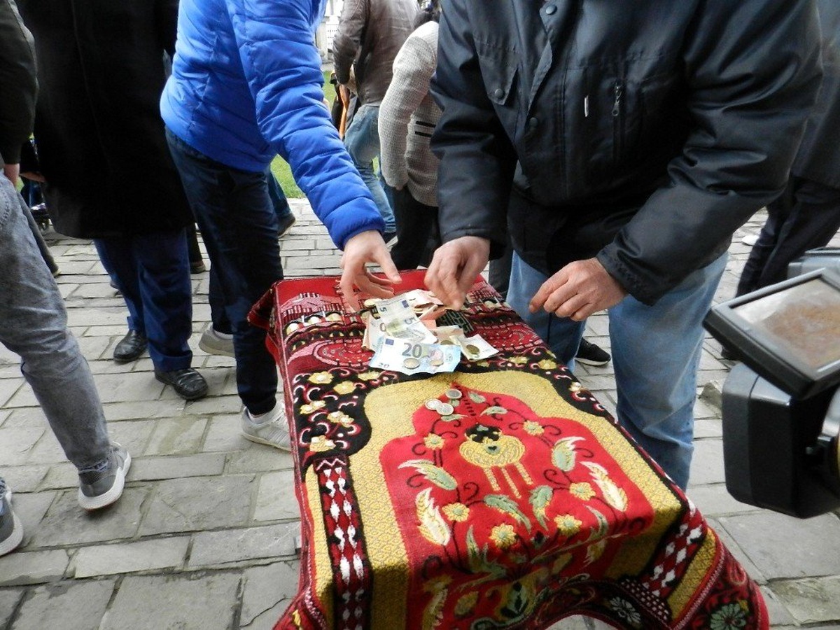 Kosova\'da, Arnavutluk depremi kurbanları için cuma hutbesi
