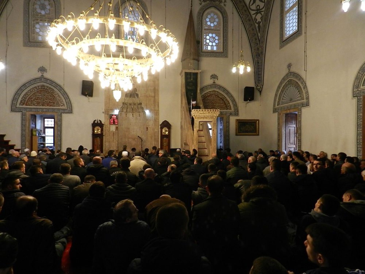 Kosova\'da, Arnavutluk depremi kurbanları için cuma hutbesi