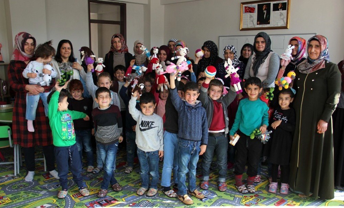 Kursiyerlerden ana sınıfı öğrencilerine oyuncak