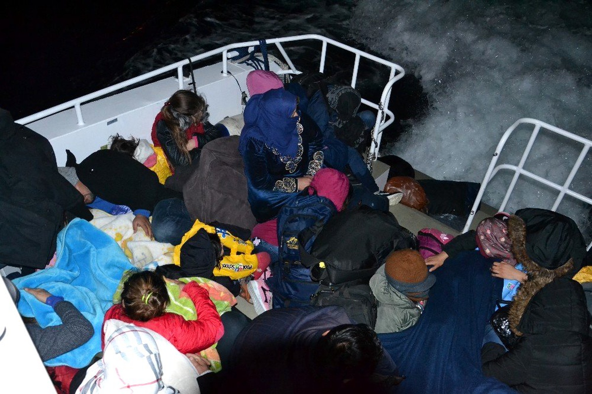 Kuşadası\'nda 2 ayrı operasyonda 68 düzensiz göçmen yakalandı