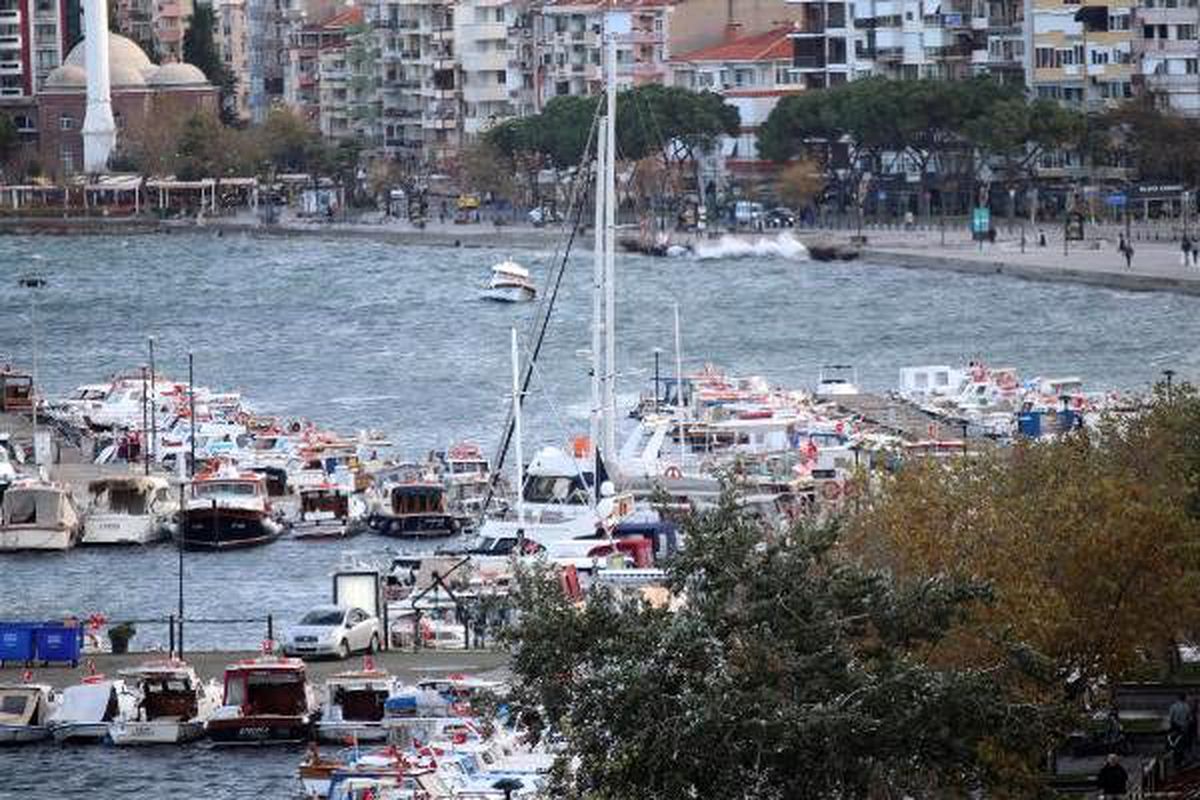 Kuzey Ege\'deki lodos feribot seferlerini aksatıyor