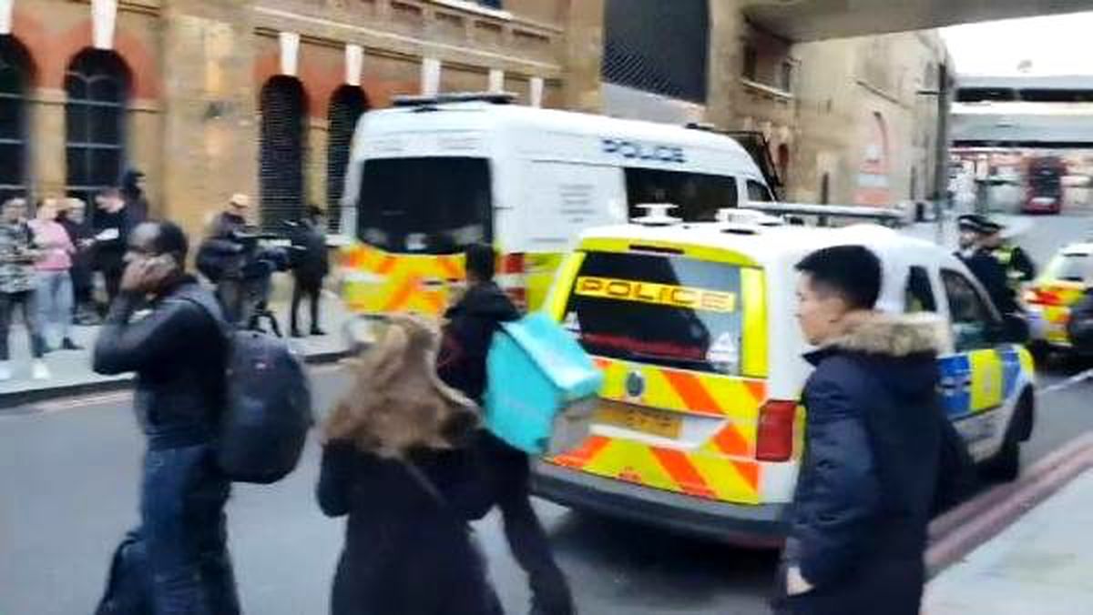 Londra Köprüsü\'nde bıçaklı kavga, polis ateş açtı: 1 ölü, 5 yaralı