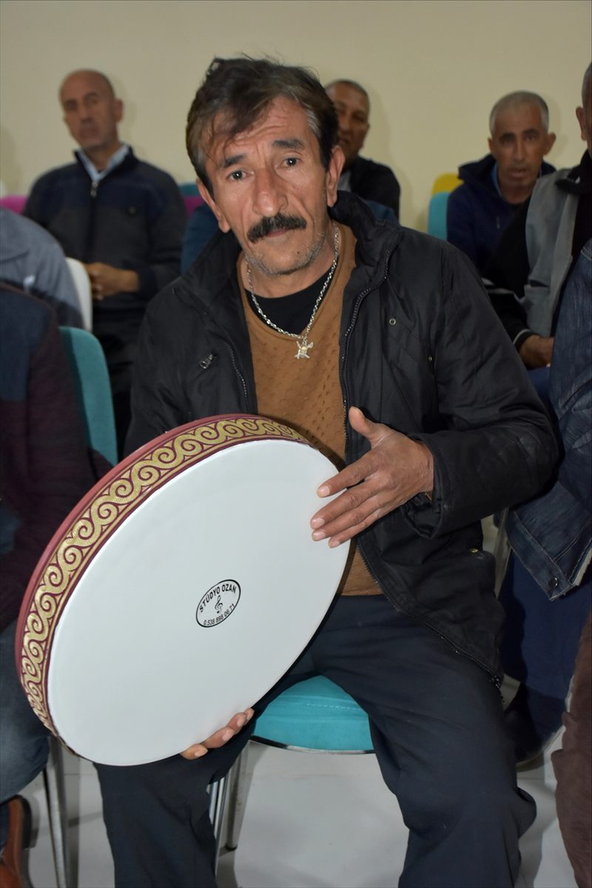 Mahalli sanatçı müzikle yeniden hayata tutundu