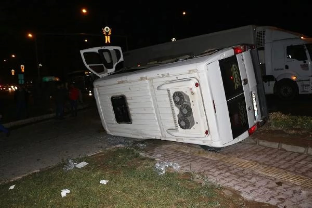 Mardin\'de polis aracı ile minibüs çarpıştı: 2\'si polis, 7 yaralı