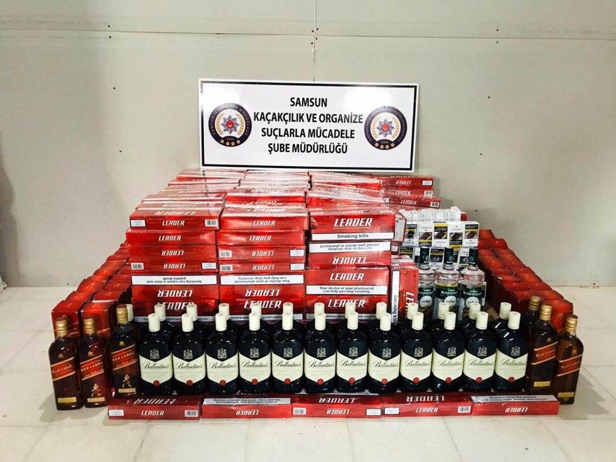 Minibüsün zulasında 3 bin 196 paket kaçak sigara ve 78 şişe içki ele geçti