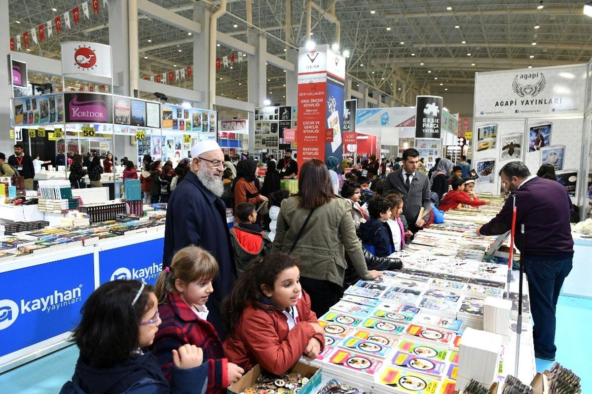 Minikler kitap almaya kumbaralarıyla geldi