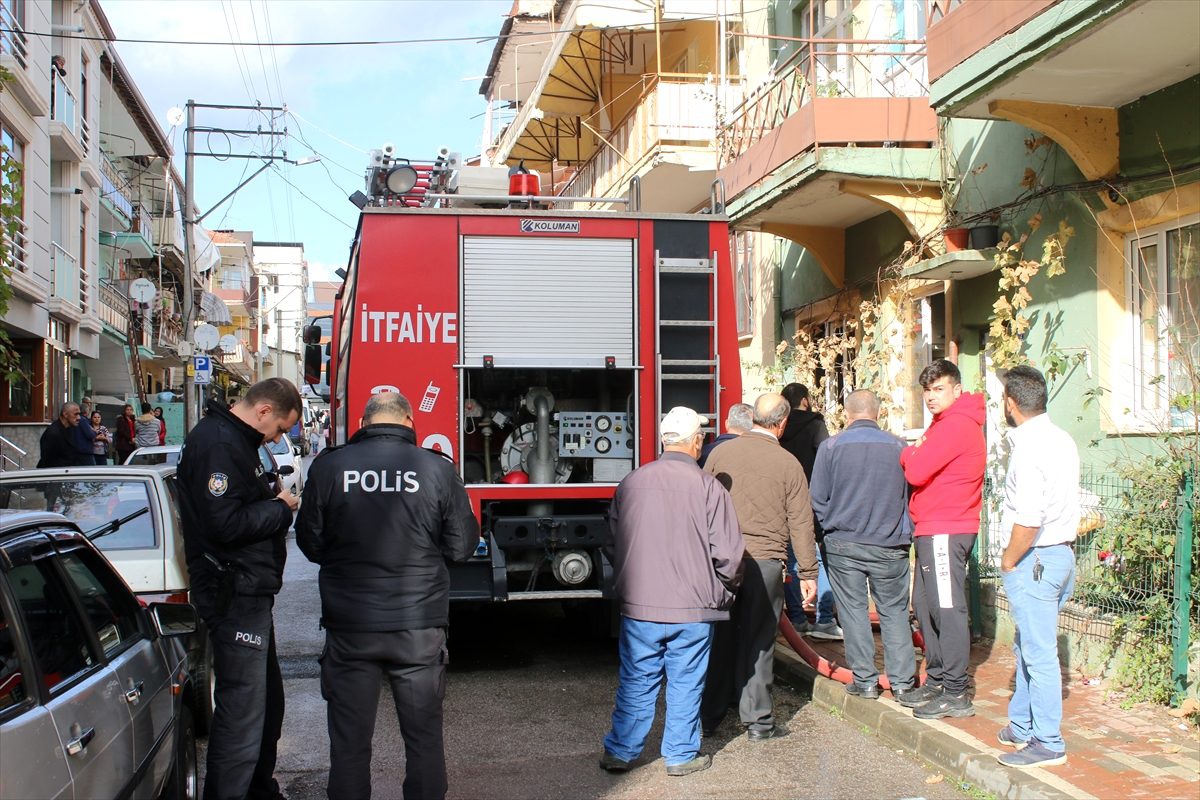 Muhabbet kuşunu yangından kurtarmak isterken dumandan etkilendi
