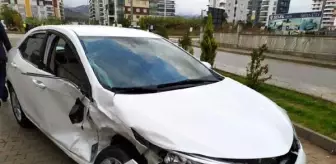 Öğrenci servisi otomobile çarptı: 8 yaralı