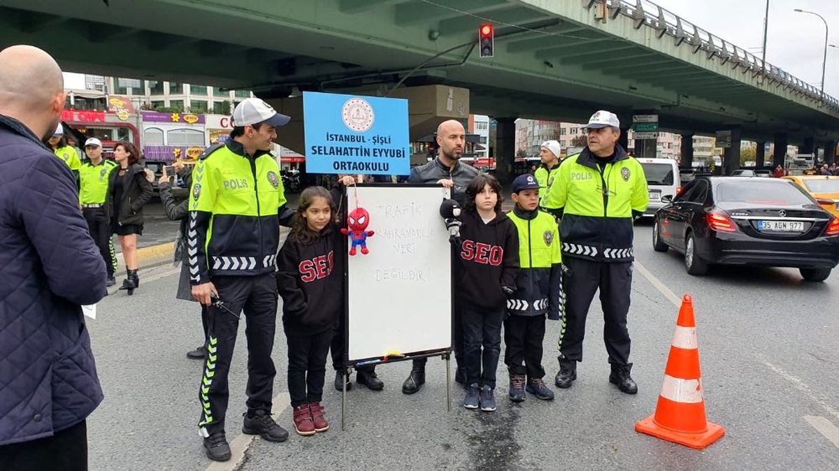 Öğrenciler trafik magandalarında "artık yeter" dedi