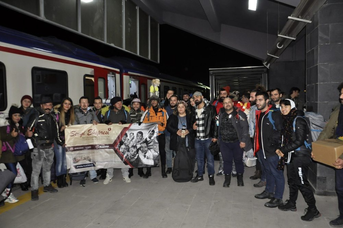 Öğrencilere yardım için Doğu Ekspresi ile Kars\'a geldiler