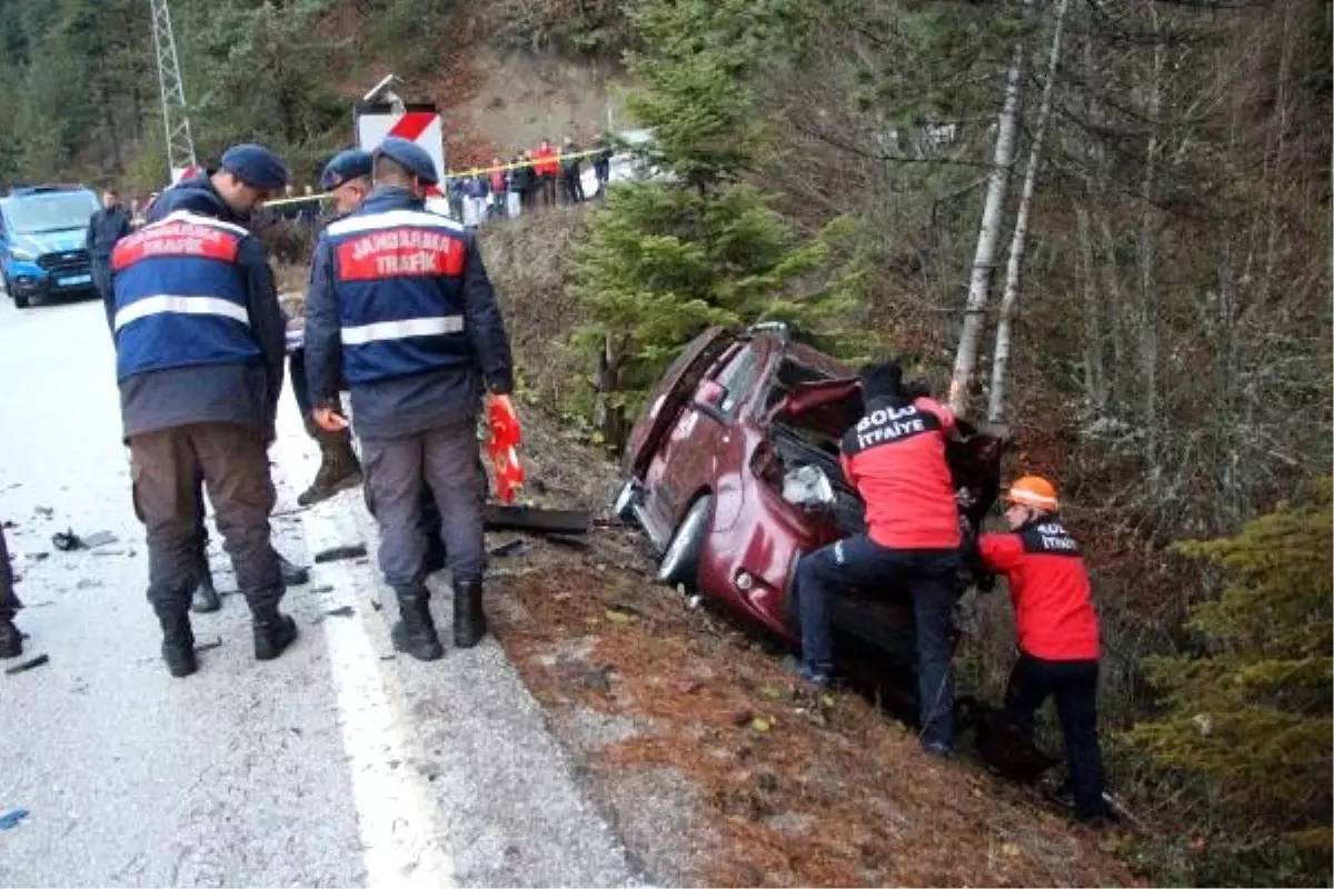 Otomobil, hafif ticari araçla çarpıştı: 1 ölü, 2 yaralı