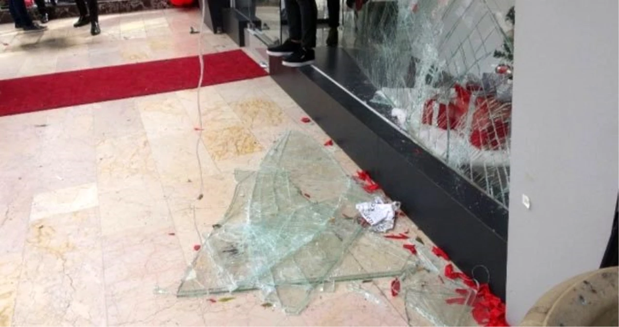 Şahane Cuma izdihamında camlar kırılınca 3 kişi yaralandı