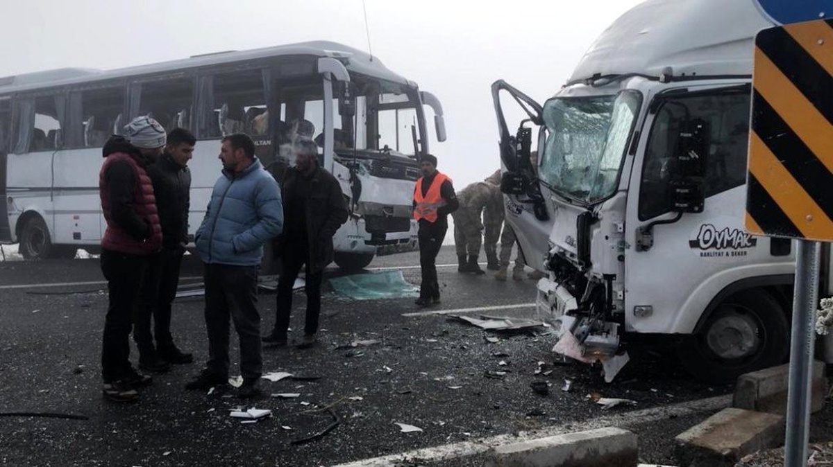 Sarıkamış\'ta zincirleme trafik kazası: 20 yaralı