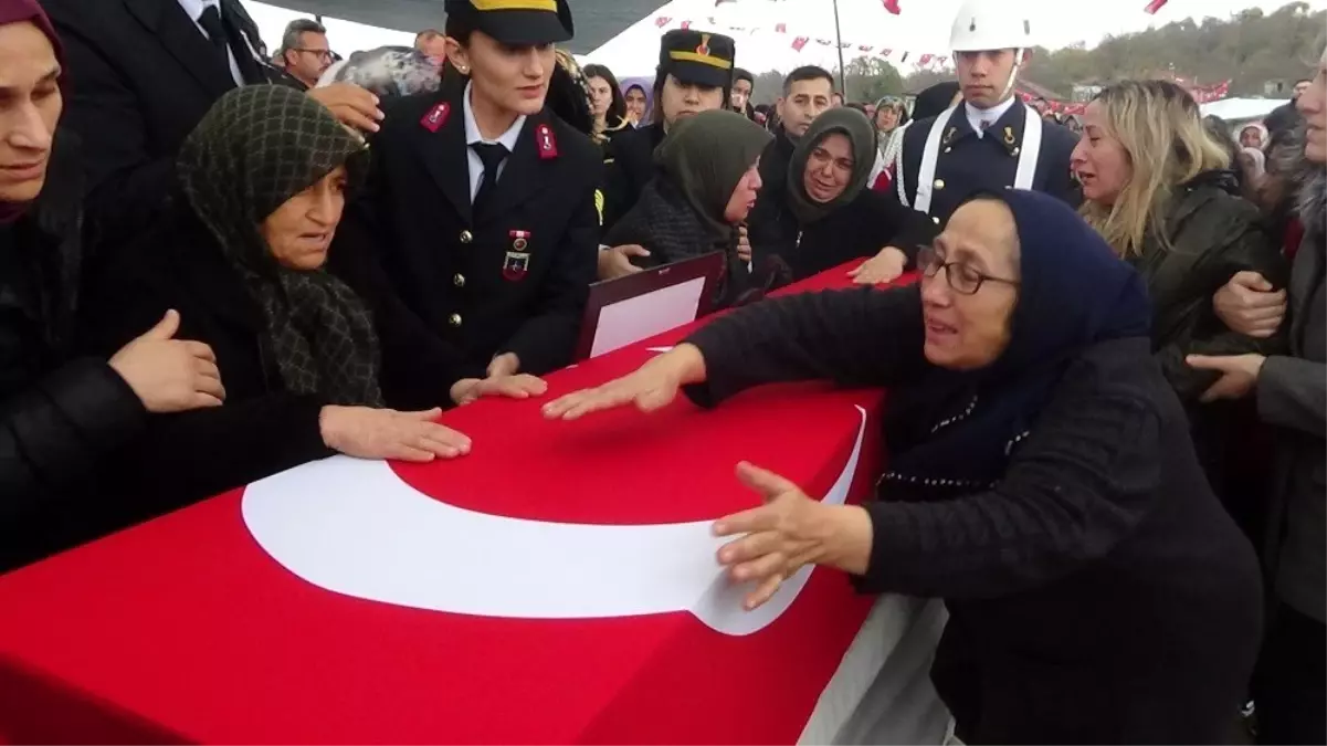 Şehit düşen oğlunun tabutuna sarılıp, "Gitme" diye ağladı